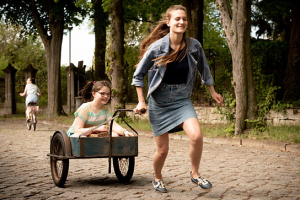 Zoé Höche, Marlene Burow (v.l.n.r.) in "In einem Land, das es nicht mehr gibt" (2022)