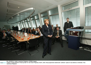 Angela Merkel (vorne) im Sitzungssaal in Berlin vor der erste Prognose bei den Bundestagswahlen 2005 ("Merkel - Macht der Freiheit", 2022)