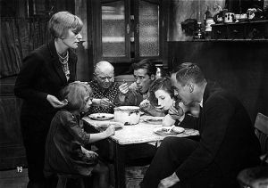 Vera Sacharowa, Fee Wachsmuth, Alexandra Schmitt, Friedrich Gnaß, Ilse Trautschold, Gerhard Bienert (v.l.n.r.) in "Mutter Krausens Fahrt ins Glück" (1929)