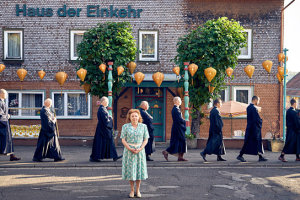 Hansi Jochmann (vorne) in "Was man von hier aus sehen kann" (2022)