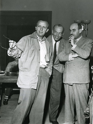 Falk Harnack, Rudolf-Christoph Freiherr von Gersdorff, Artur Brauner (v.l.n.r.) bei den Dreharbeiten zu "Der 20. Juli" (1955)