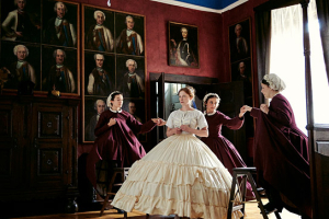 Jenny König (2.v.l.) in "Die Spökenkiekerin und das Fräulein" (2022)