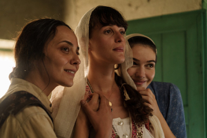 Gresa Pallaska, Rina Krasniqi, Jonida Vokshi (v.l.n.r.) in "Luanas Schwur" (2021)