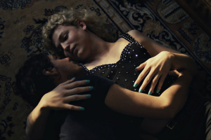 Timocin Ziegler, Thea Ehre (v.l.n.r.) in "Bis ans Ende der Nacht" (2023)