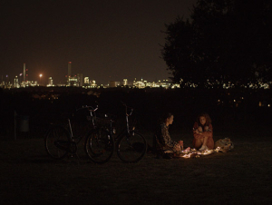 Amira Demirkiran, Celine Buchholz (v.l.n.r.) in "kaugummi" (2022)