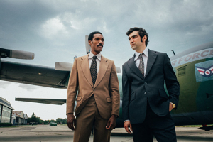 Parker Sawyers, Alec Secăreanu (v.l.n.r.) in "Spy/Master" (2023)