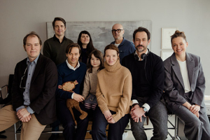 Godehard Giese, Markus Reinecke (Erfttal Film), Tom Schilling, Lilla Puskas (Medienboard Berlin-Brandenburg), Pola Friedrichs, Karoline Herfurth, Andreas Berger (DOP), Regisseur Christopher Doll, Magdalena Prosteder (VP & Head of Local Theatrical Productions, Warner Bros. Pictures) (v.l.n.r.) beim Drehstart von "Eine Million Minuten" im Februar 2023