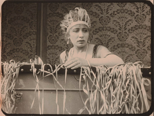 Screenshot mit Jane Bess (als Hanna Holl) aus "Die Erbschaft von New York" (1919)