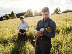 Adriane Gradziel, Simon Morzé (v.l.n.r.) in "Der Fuchs" (2022)