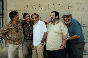 Rafael Spregelburd, Diego Cremonesi, Mario Alarcón, Carlos Portaluppi, Manuel Vicente (v.l.n.r.) in "Adiós Buenos Aires" (2023)