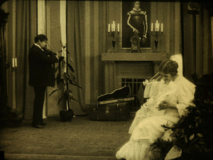 Screenshot mit Rudolf Schildkraut, Aud Egede-Nissen (v.l.n.r.) aus "Das Wiegenlied" (1915)