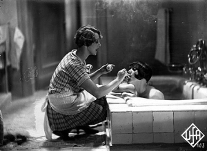 Trude Lieske, Betty Amann (v.l.n.r.) in "Asphalt" (1929)