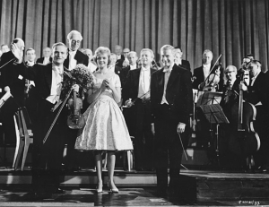 Yehudi Menuhin, Sabine Sinjen, Dieter Borsche (v.l.n.r.) in "Sabine und die 100 Männer" (1960)