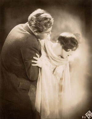 Gustav Fröhlich, Betty Amann (v.l.n.r.) in "Asphalt" (1929)