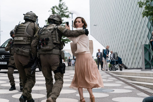 Embeth Davidtz (vorne rechts) in "Retribution" (2023)