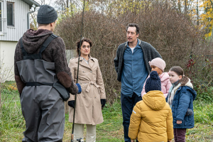 Uygar Tamer (2.v.l.), Hans Löw (3.v.l.), Pola Friedrichs (rechts) in "Kommt ein Vogel geflogen" (2023)