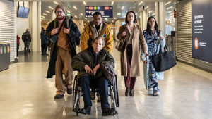 Sverrir Páll Gudnason, Simon Manyonda, Lydia Leonard, Ella Rumpf (hinten v.l.n.r.) Timothy Spall (vorne) in "Fearless Flyers - Fliegen für Anfänger" (2023)