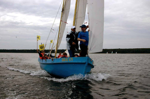 Jörg Wenke, Steffen Scheumann (v.l.n.r.) in "Der Bootgott vom Seesportclub - Die 100 ME - Teil 1" (2005)