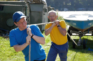 Steffen Scheumann, Jörg Wenke (v.l.n.r.) in "Der Bootgott vom Seesportclub - Die 100 ME - Teil 1" (2005)