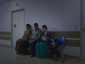 Derya Durmaz (1.vl.), Nazmî Kirik Bayan Layla (2.v.l.) in "Elaha" (2023)