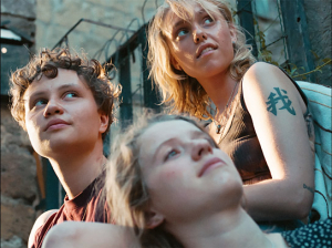 Katharina Stark (vorne), Luna Jordan, Noemi Nicolaisen (hinten v.l.n.r.) in "Dead Girls Dancing" (2023)