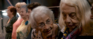 Madeleine Schwartz (links), Tova Ringer (2.v.r.), Rita Kasimow-Brown (rechts) in "Miss Holocaust Survivor" (2023