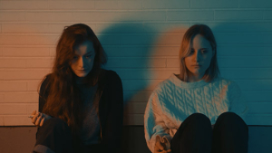 Anna Saphira Ronsdorf, Emelie Pütz (v.l.n.r.) in "Wann immer ich die Sonne sehe" (2023)