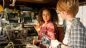 Ava-Elizabeth Awe, Felix Nölle (v.l.n.r.) in "Wow! Nachricht aus dem All" (2023)