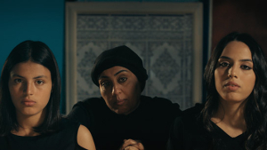 Olfa Hamrouni (Mitte) in "Olfas Töchter" (2023)
