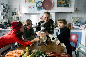 Cara Vondey, Momo Beier, Lilit Serger, Rona Regjepi (v.l.n.r.) in "Die Chaosschwestern und Pinguin Paul" (2024)