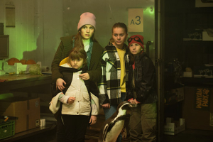 Rona Regjepi (vorne links), Momo Beier, Lilit Serger, Cara Vondey (hinten v.l.n.r.) in "Die Chaosschwestern und Pinguin Paul" (2024)