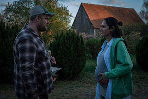 Fatoni, Nilam Farooq (v.l.n.r.) in "Home Sweet Home - Wo das Böse wohnt" (2023)