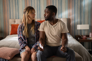 Kaley Cuoco, David Oyelowo (v.l.n.r.) in "Role Play" (2023)