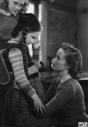 Catja Görna (hinten), Eva Rimski (rechts) in "Bürgermeister Anna" (1950)