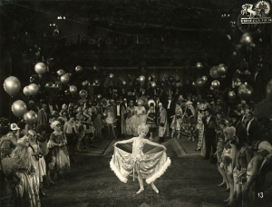 Dary Holm (Mitte) in "Der schwarze Pierrot" (1926)