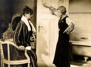 Johannes Riemann, Maria Paudler (v.l.n.r.) in "Der falsche Ehemann" (1931)