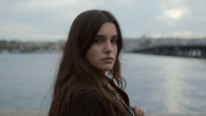 Melia Kara in "Ellbogen" (2024)