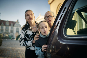 Elisabeth Bellé, Noèl Gabriel Kipp, Lale Andrä (v.l.n.r.) in "Spuk unterm Riesenrad" (2023)