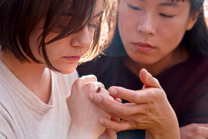 Lena Urzendowsky, Kotti Yun (v.l.n.r.) in "Zwischen uns der Fluss" (2023)