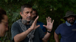 Nuri Bilge Ceylan (vorne) bei den Dreharbeiten zu "Auf trockenen Gräsern" (2023)