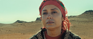 Hajar Graigaa in "Déserts - Für eine Handvoll Dirham" (2023)