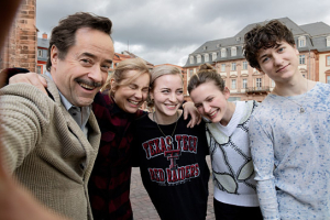Jan Josef Liefers, Nadja Uhl, Sarah Mahita, Momo Beier, Juri Sam Winkler (v.l.n.r.) in "Alter weißer Mann" (2024)