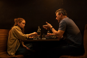Sadie Sink, Eric Bana (v.l.n.r.) in "Berlin Nobody" (2024)