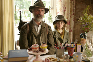 Christoph Maria Herbst, Yuna Bennett (v.l.n.r.) in "Der Buchspazierer" (2024)