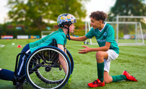 Maik Cillekens, Anouar Kasmi (v.l.n.r.) in "Bleib am Ball - Egal was kommt!" (2022)