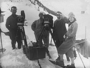 Kurt Neubert, Hans Schneeberger, Arnold Fanck, Leni Riefenstahl (v.l.n.r.) bei den Dreharbeiten zu "Der große Sprung" (1927)