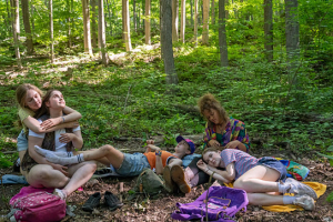 Sarah Abbott, Ariadne Deibert, Lyla Elliot, Sarah-Maxine Racicot, Summer H. Howell (v.l.n.r.) in "Spirit in the Blood" (2024)