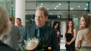 Godehard Giese (vorne), Sina Martens (rechts) in "Die geschützten Männer" (2023)