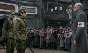Teruyuki Kagawa (vorne, 2.v.l.), Ulrich Tukur (vorne, rechts) in "John Rabe" (2009)