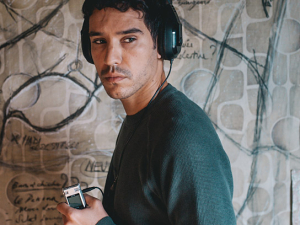 Adam Bessa in "Die Schattenjäger" (2024)